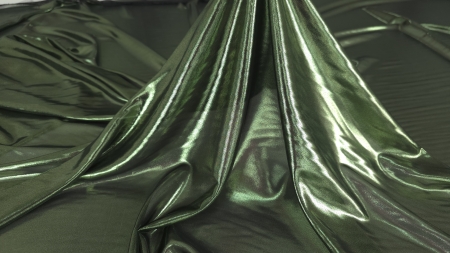 Cădere fluidă a materialului verde cu transparență vizibilă la bază