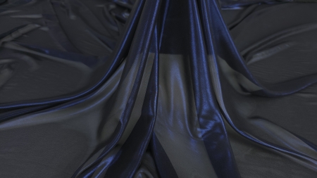 Cădere fluidă a voalului metalizat albastru cerneală, cu falduri lungi și transparență vizibilă în zona centrală