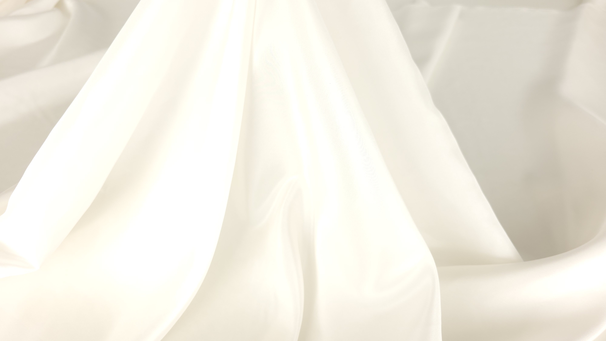 Cădere fluidă pe căptușeală ivoire din mătase naturală cu falduri moi