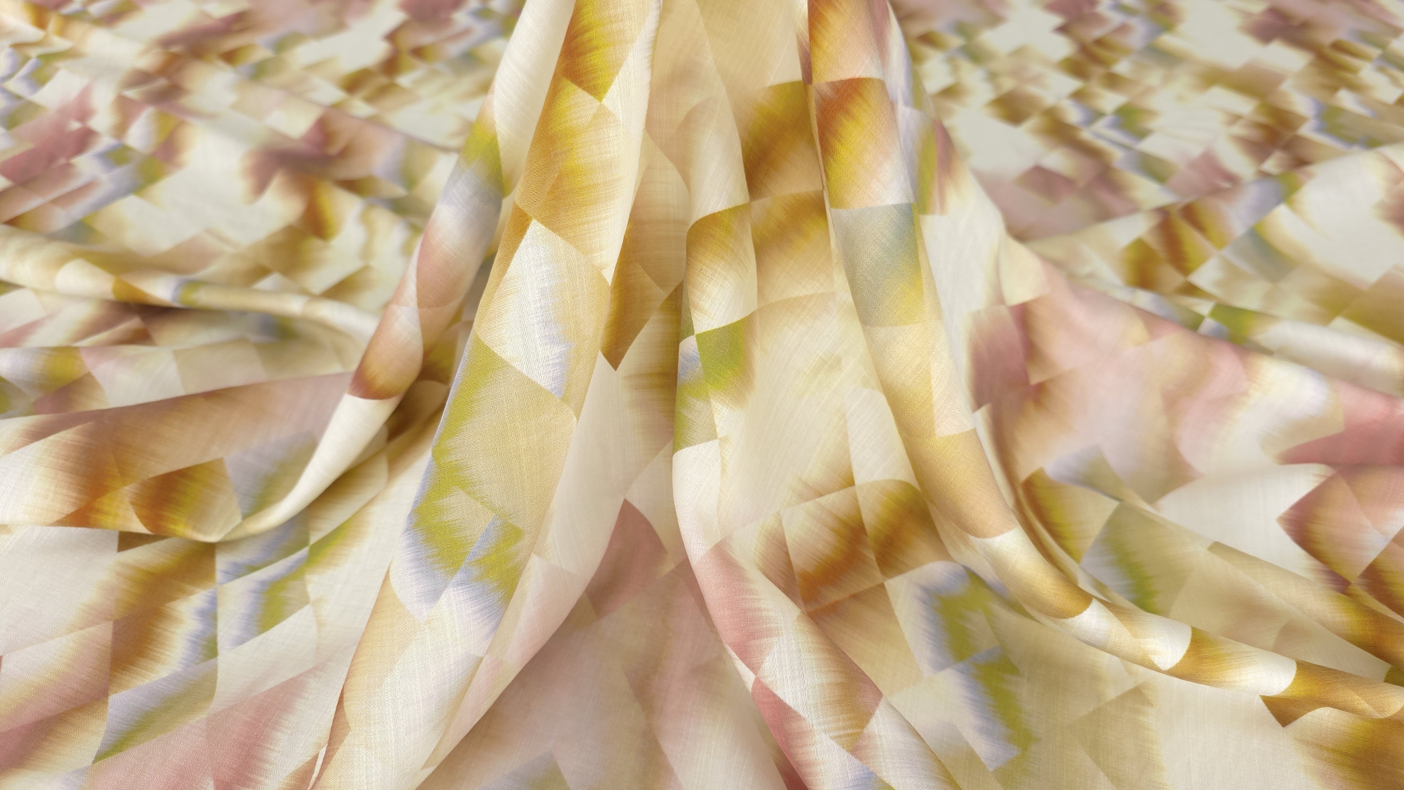 Cădere liberă a vascozei imprimate geometric galben ocru cu falduri ample pe suprafață