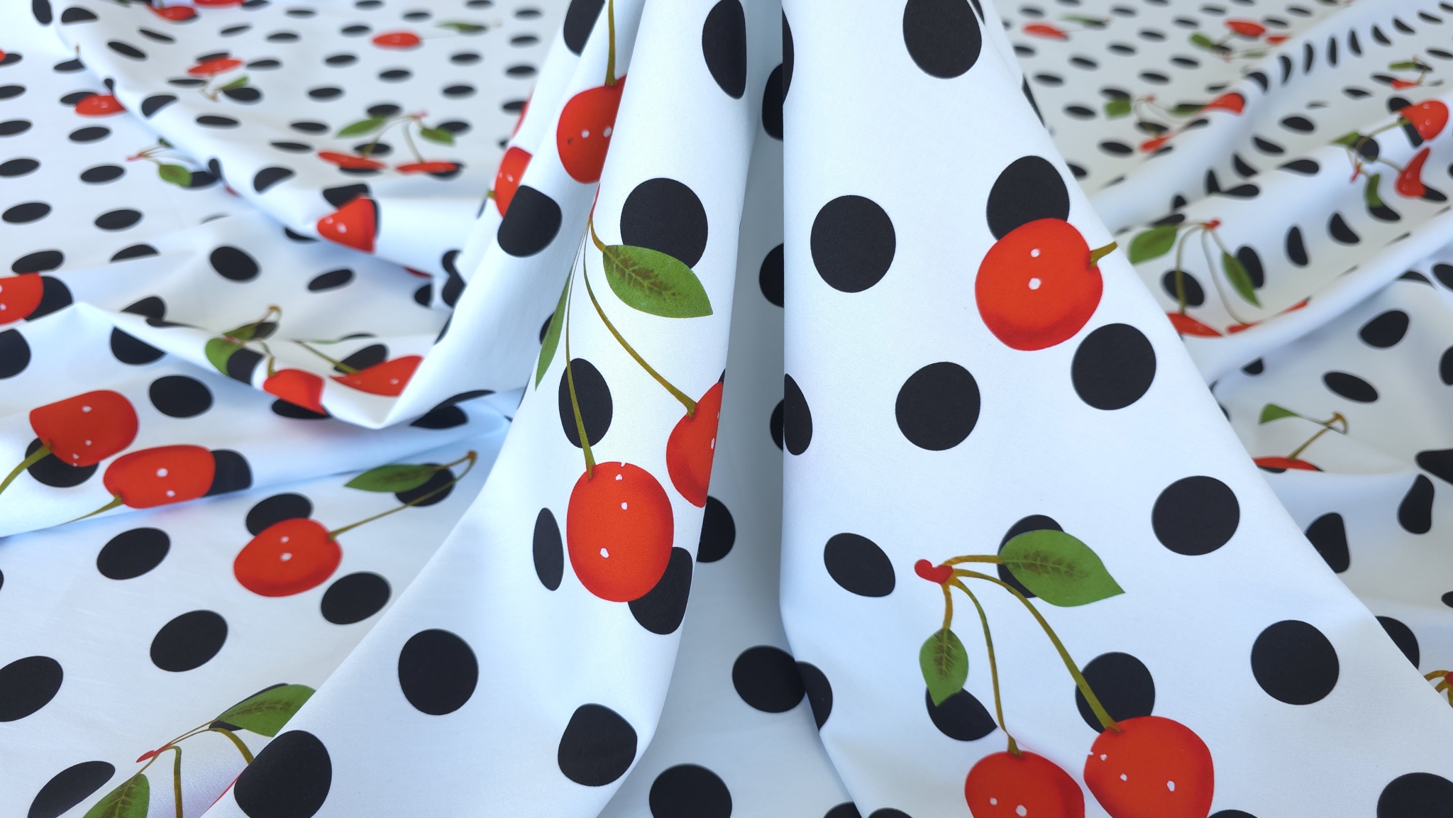 Cădere naturală a denimului subțire cherry cu falduri verticale moi pe fond alb