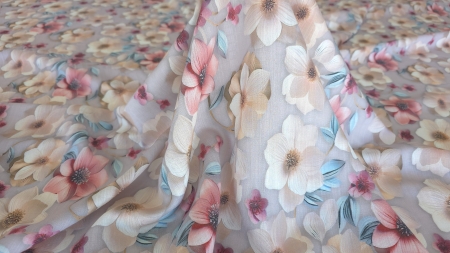 Cădere naturală a materialului floral mauve gray cu falduri verticale moi și petale vizibile