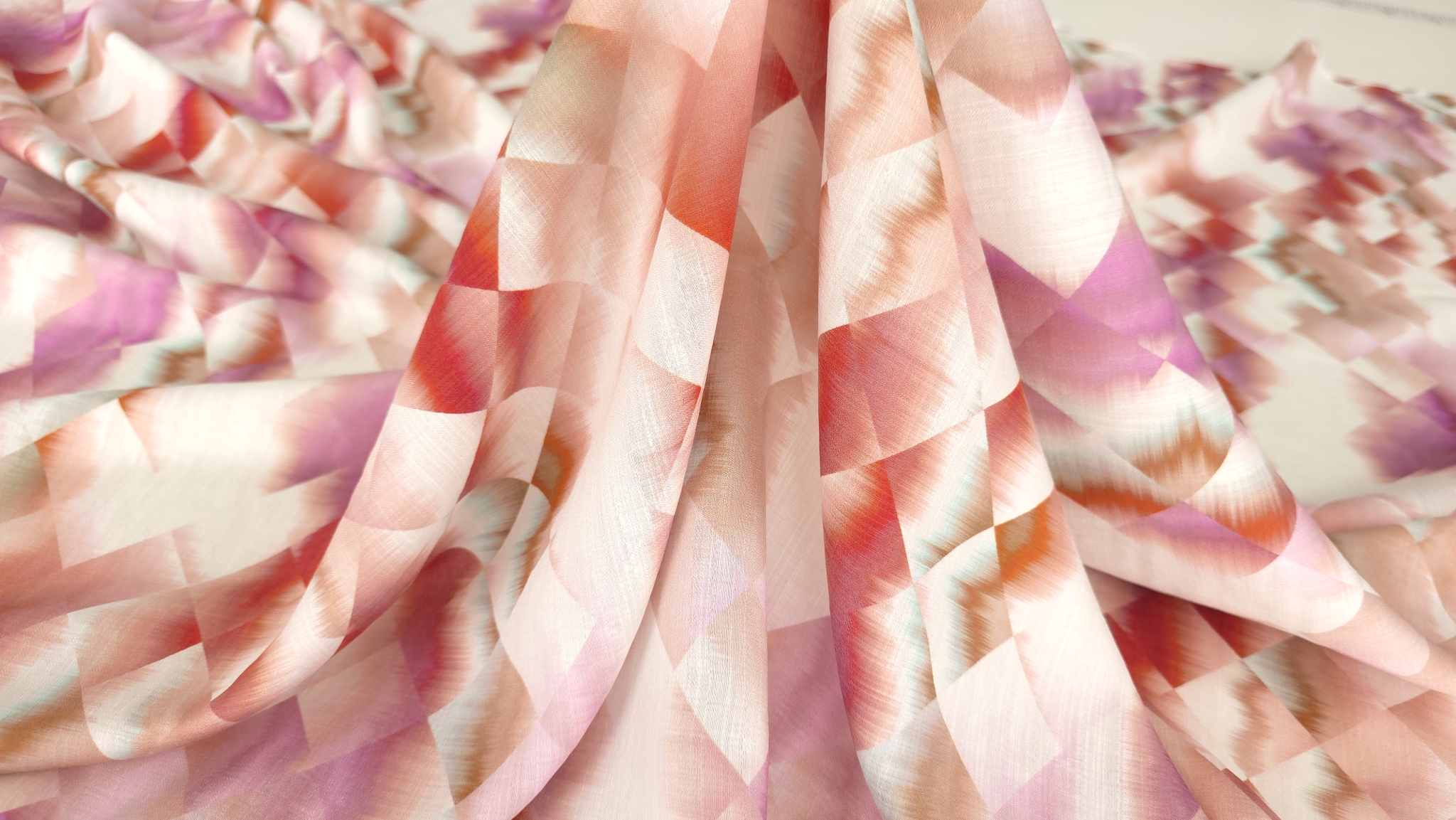 Cădere naturală a materialului vascoza imprimat ținut în mână