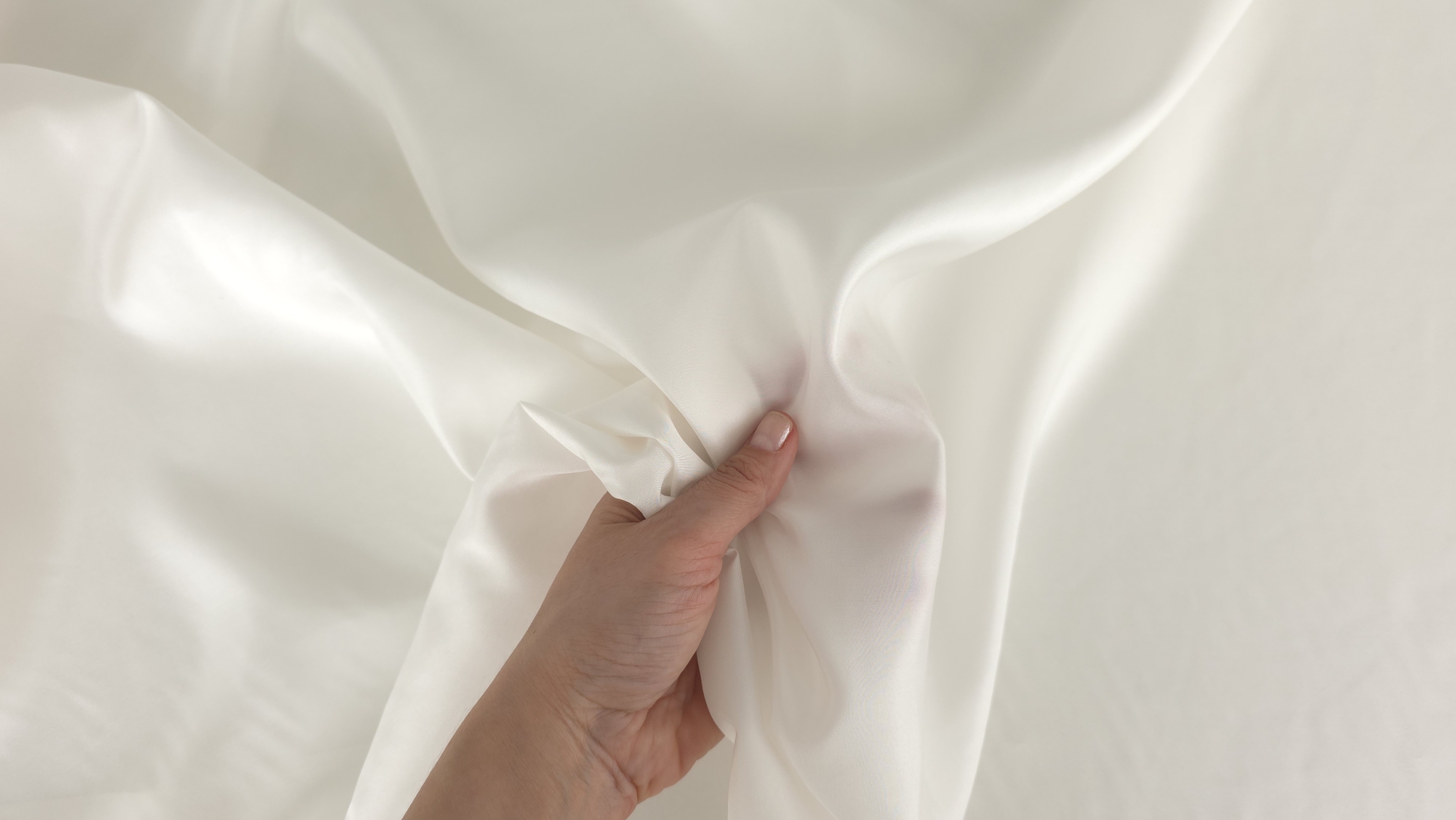 Căptușeală satinată ivory din mătase naturală cu falduri drapate și luciu discret (2)