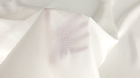 Căptușeală satinată ivory din mătase naturală cu falduri drapate și luciu discret