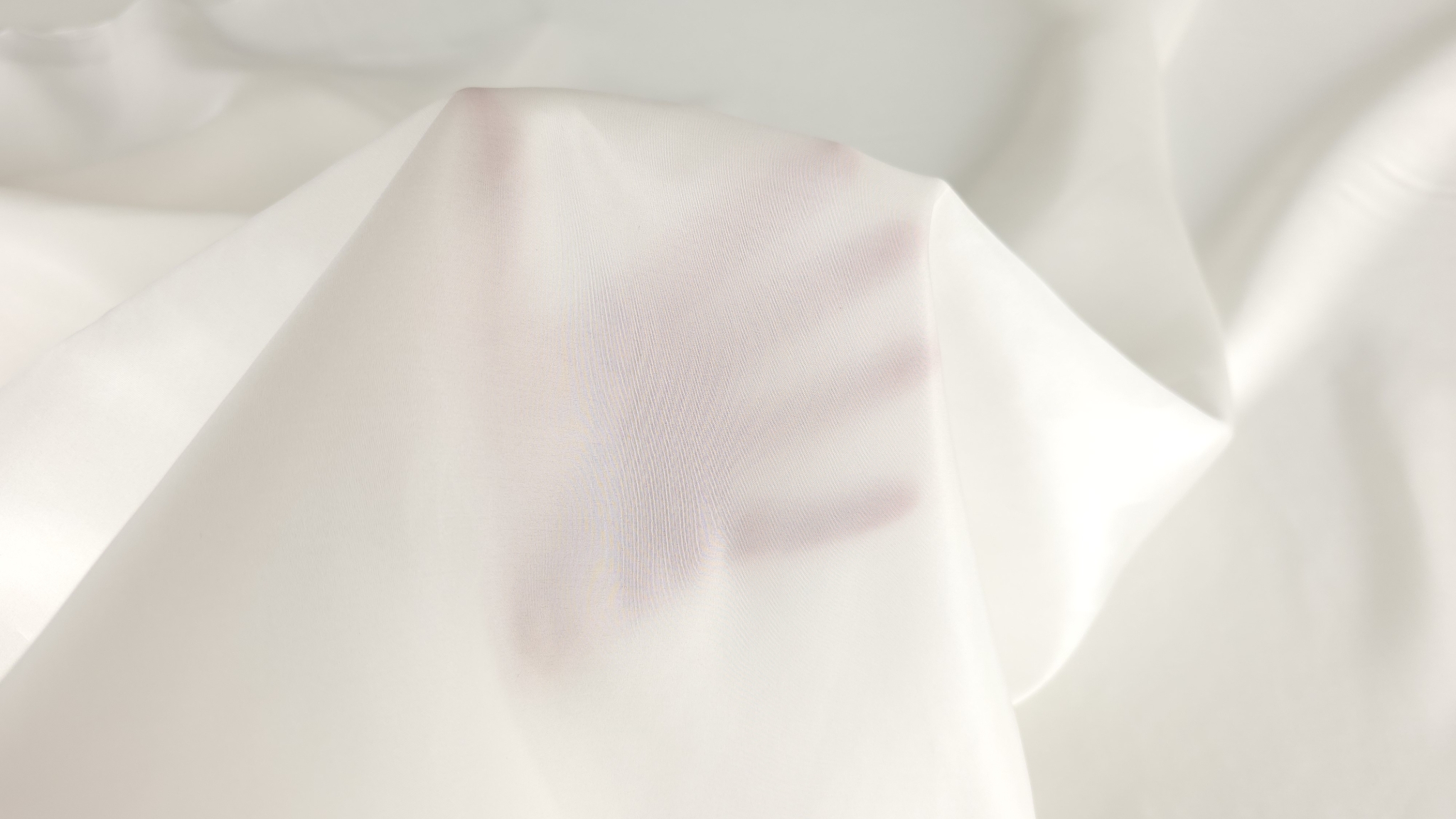 Căptușeală satinată ivory din mătase naturală cu falduri drapate și luciu discret