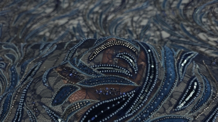 Catifea albastru pe o formă alungită cu margele pe margine, plan apropiat