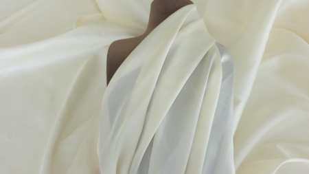 Charmeuse ivory din matase cu elastan drapat pe manechin maro, falduri verticale cu luciu satinat