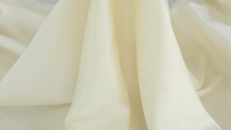 Charmeuse ivory unt în cădere verticală, falduri lungi și fluide cu luciu satinat