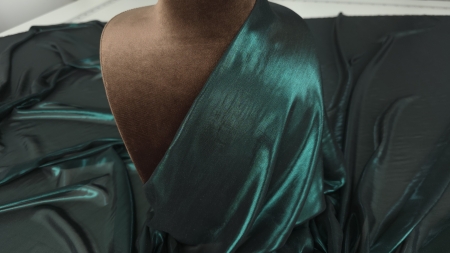 Chiffon metalizat verde smerald drapat pe manechin, evidențiind căderea pe bust