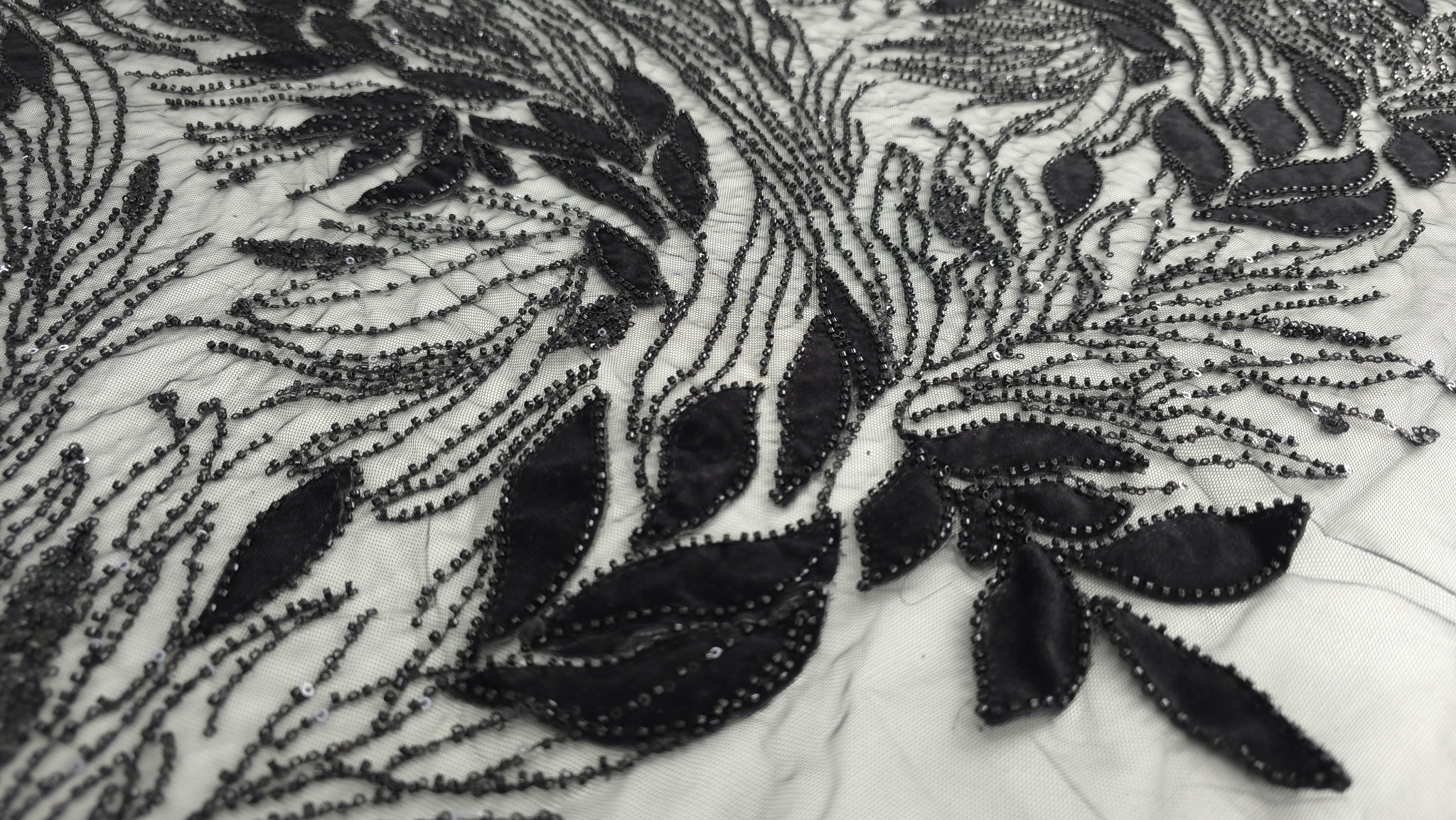 Contururi florale cu margele pe fond de tulle negru transparent