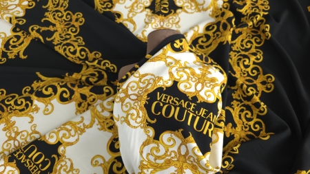 Crep elastic cu imprimeu baroc auriu drapat pe bust manechin maro, plan larg cu panou central