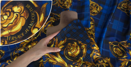 Crep subțire cu elastan imprimeu baroc albastru auriu drapat pe manechin de croitorie