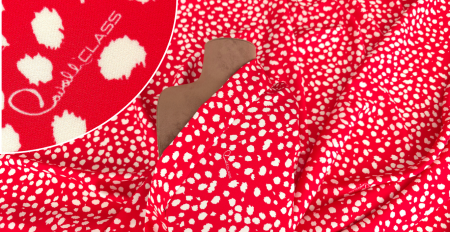 Crepe de chine bumbac rosu cu pete drapat pe manechin maro cu detaliu mărit pe semnătura CAV Class