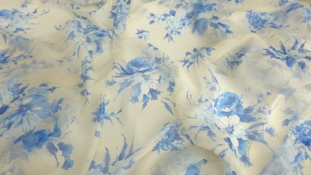 Cuta diagonală a voalului cu buchete florale distribuite aerisit