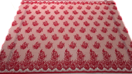 Dantela Chantilly roșu sânge desfășurată integral pe suprafață cu rigla de măsurare laterală