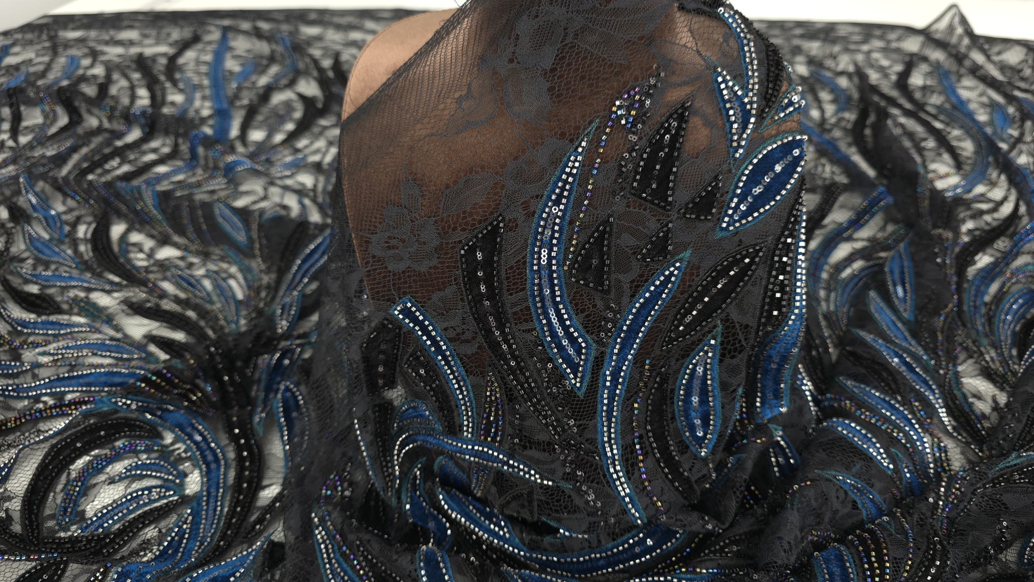 Dantelă chantilly neagră cu catifea turcoaz și negru pe bust, transparența tulle ului vizibilă