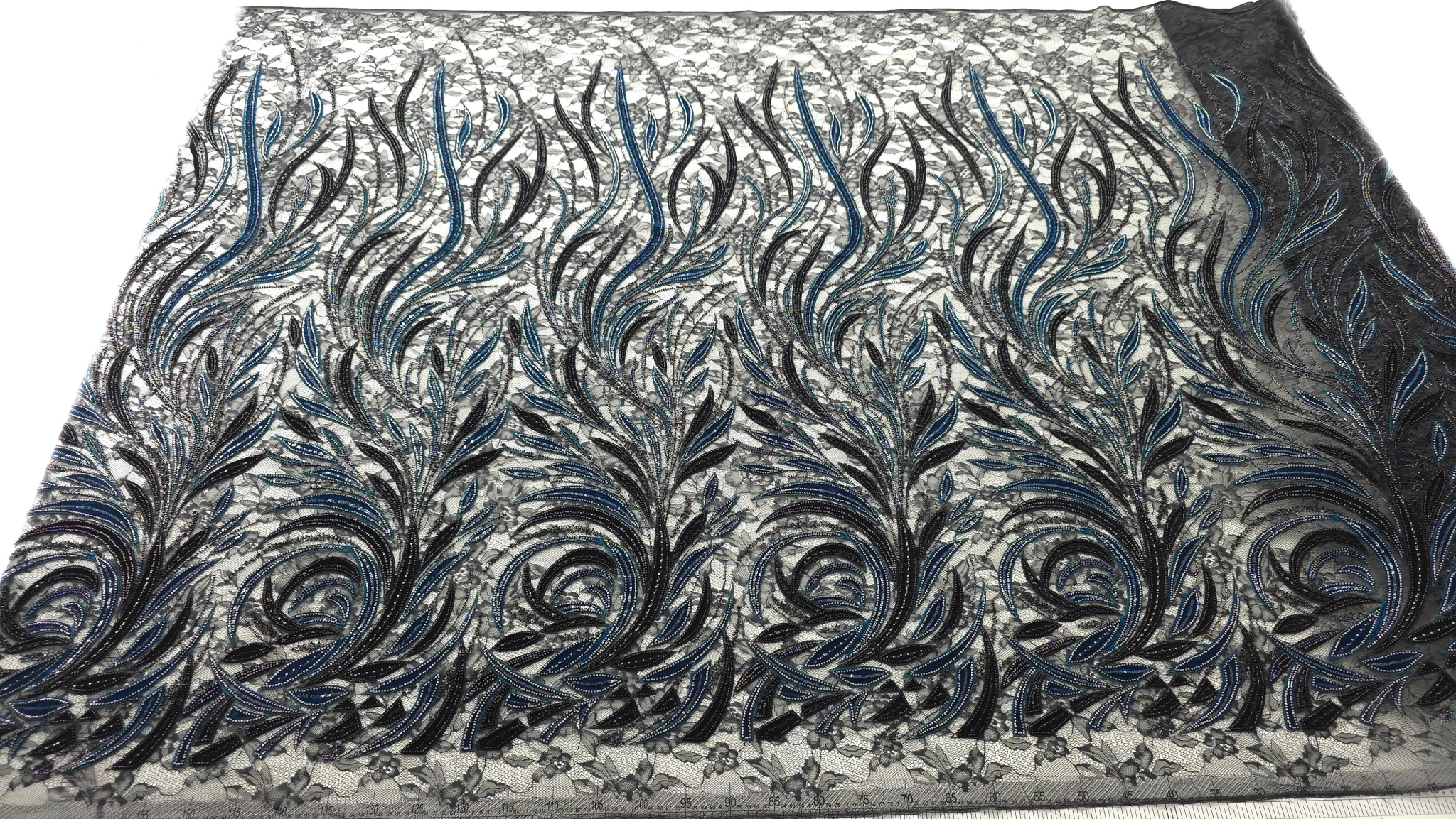 Dantelă chantilly neagră cu frunze turcoaz închis și negre din catifea, vedere de ansamblu