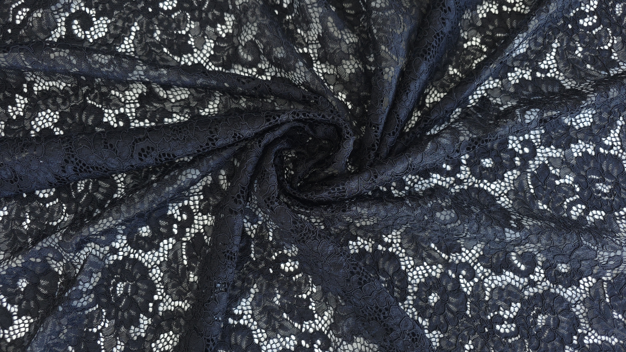 Dantelă florală rebordată metraj cu falduri naturale