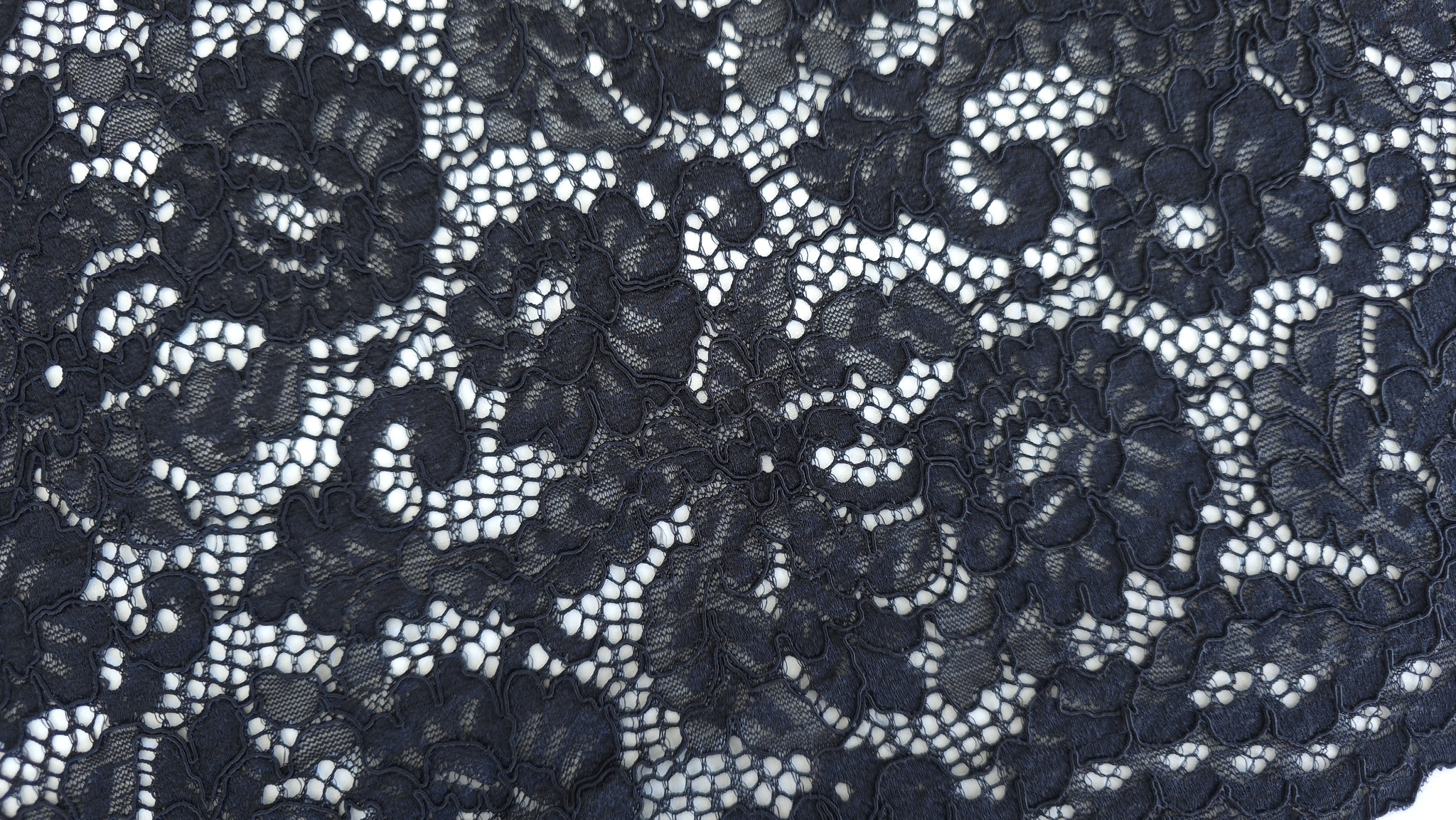 Dantelă neagră cu borduri festonate pe ambele laturi, vedere de ansamblu