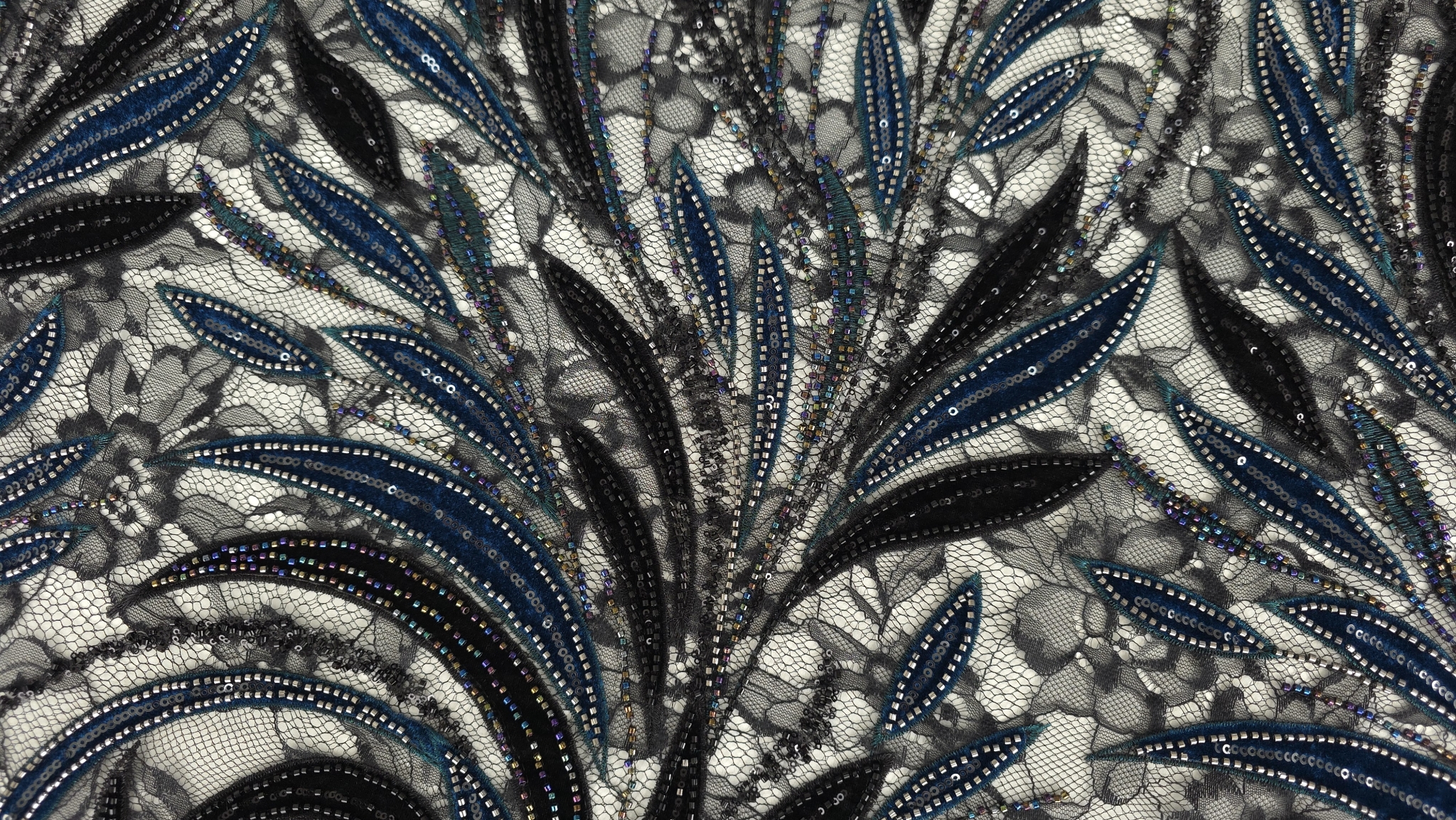 Dantelă neagră cu catifea bicoloră și paiete, plan apropiat pe motive curbe