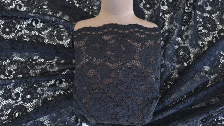 Dantelă neagră cu motive florale prezentată pe manechin, detaliu bust
