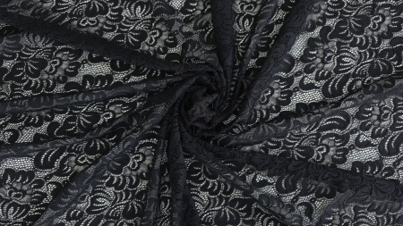 Dantelă neagră cu motive florale rebrodate răsucită în spirală centrală