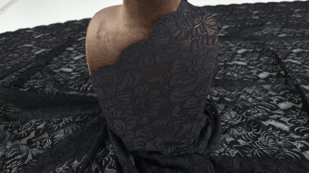 Dantelă neagră tip chantilly rebrodată Colette pe bust maro de prezentare