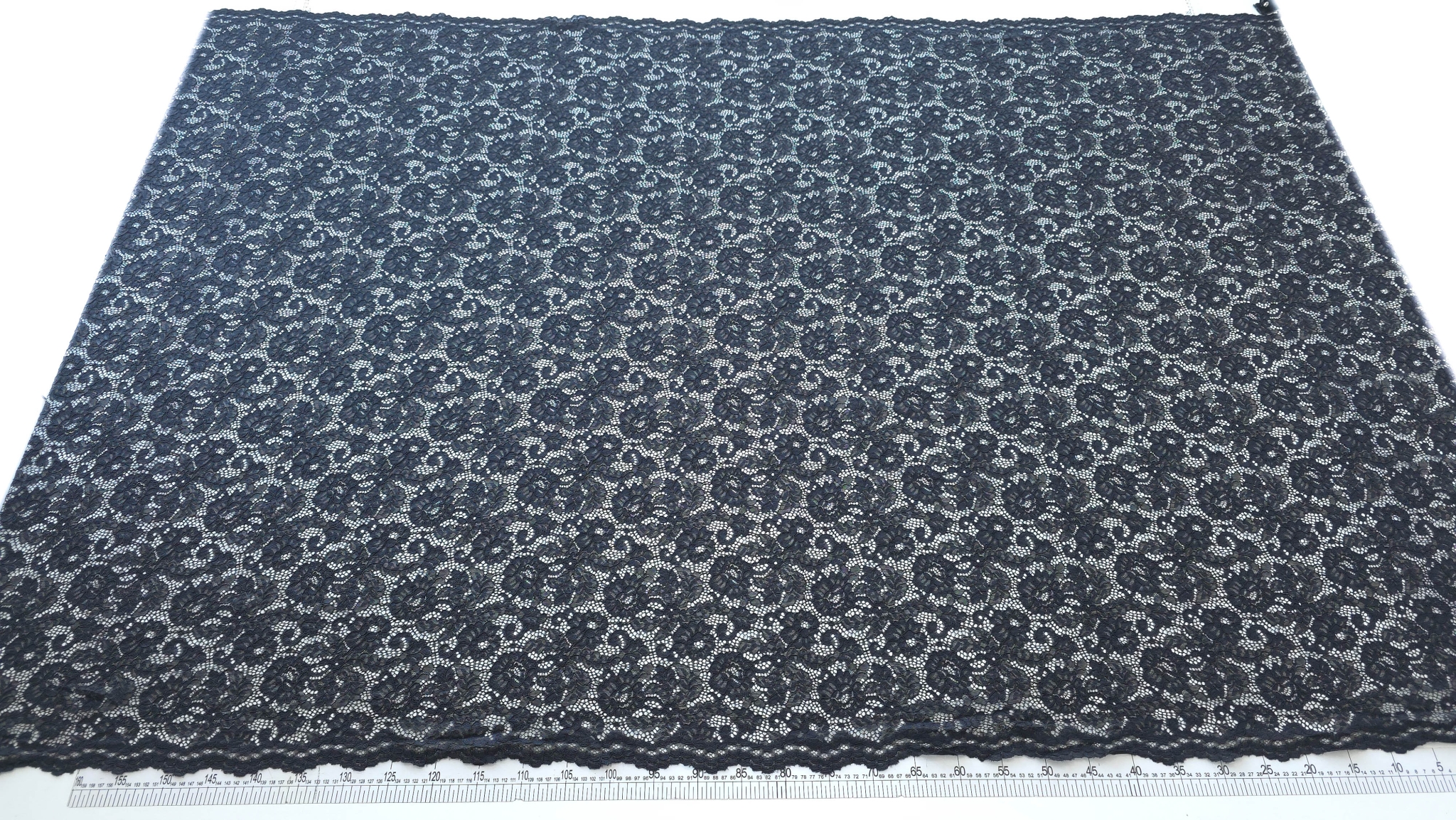 Dantelă rebordată neagră cu model floral expusă pe întreaga lățime