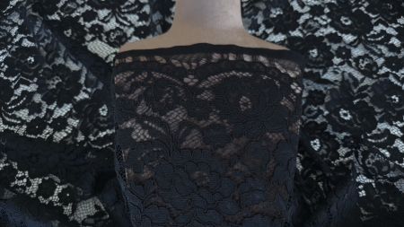 Dantelă rebrodată neagră cu bordură dublă expusă pe bust de prezentare