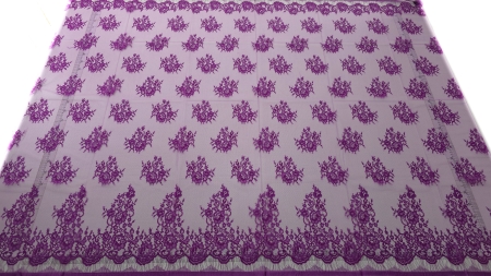 Dantela tip Chantilly mov orhidee desfășurată integral pe masă cu rigle pe ambele laturi și bordura la bază