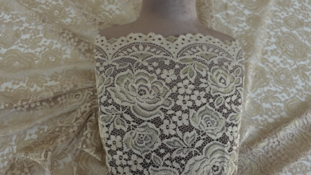 Dantelă tip chantilly nude cu fir de lurex auriu aranjată pe bust de manechin