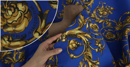 Denim elastic drapat pe manechin maro cadere ferma cu ornamente aurii scaled