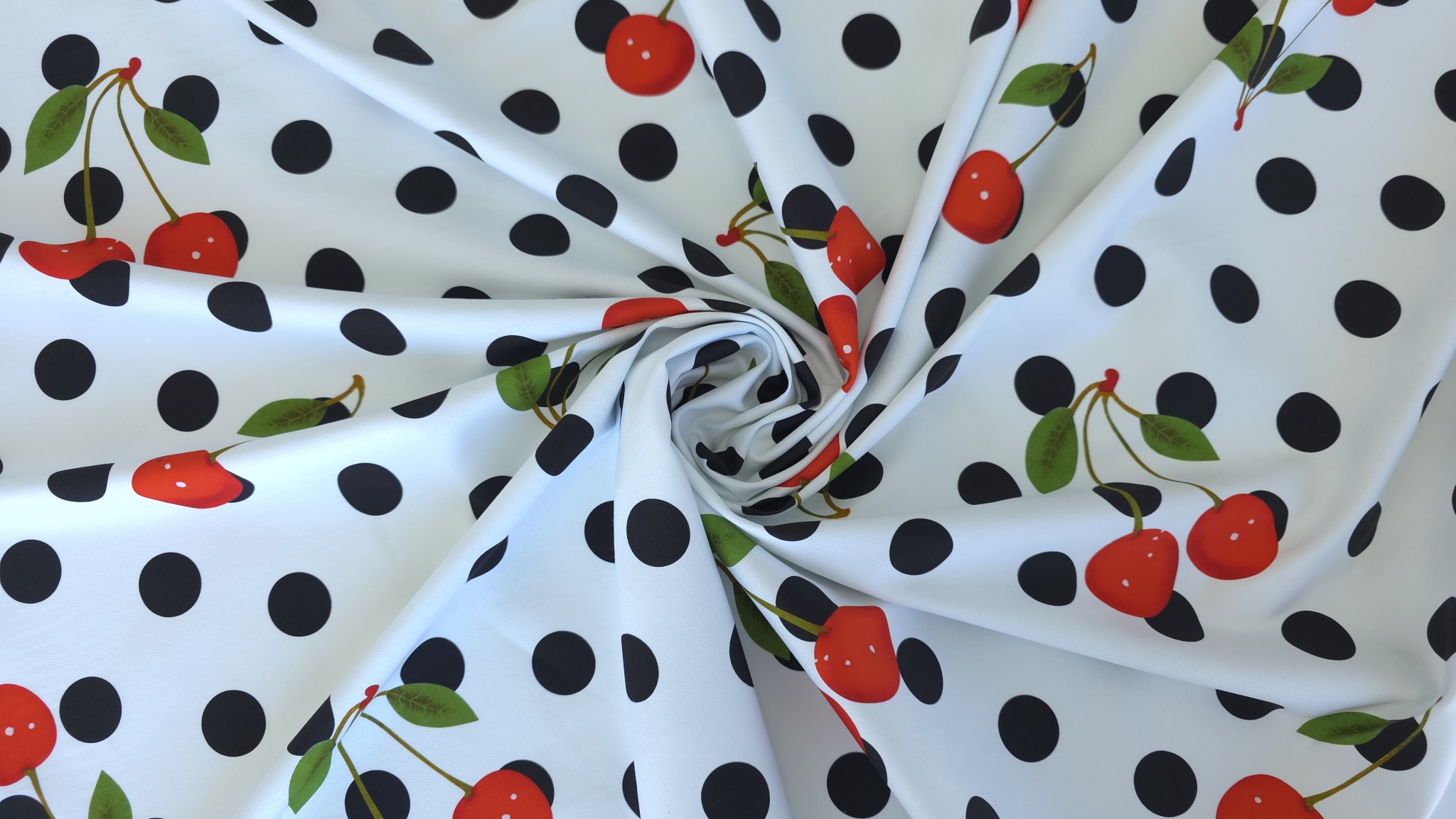 Denim elastic imprimat cherry răsucit în spirală cu cireșe roșii și frunze verzi