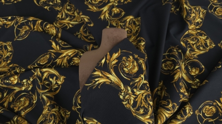 Denim negru cu model baroc auriu drapat pe bust manechin maro