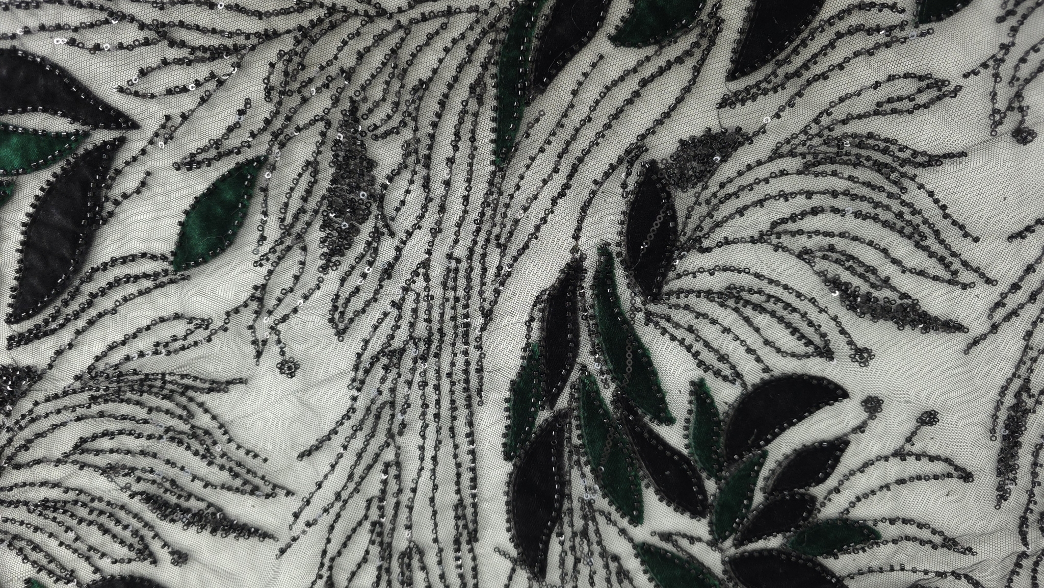 Detaliu al conturului frunzelor din catifea cu micropaiete aplicate