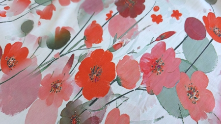 Detaliu apropiat al petalelor roșii și coral cu stamine fine pe suprafață netedă