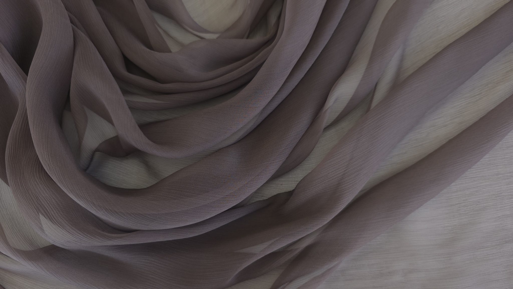 Detaliu de micro ondulații pe suprafața voalului creponat maro grej