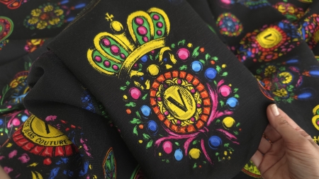 Prim-plan cu coroană și fundiță pe fond negru