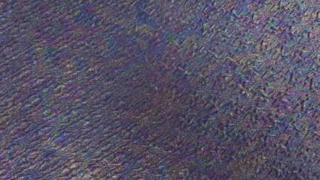 Detaliu macro textura creponata mov holografic cu micro relief vizibil