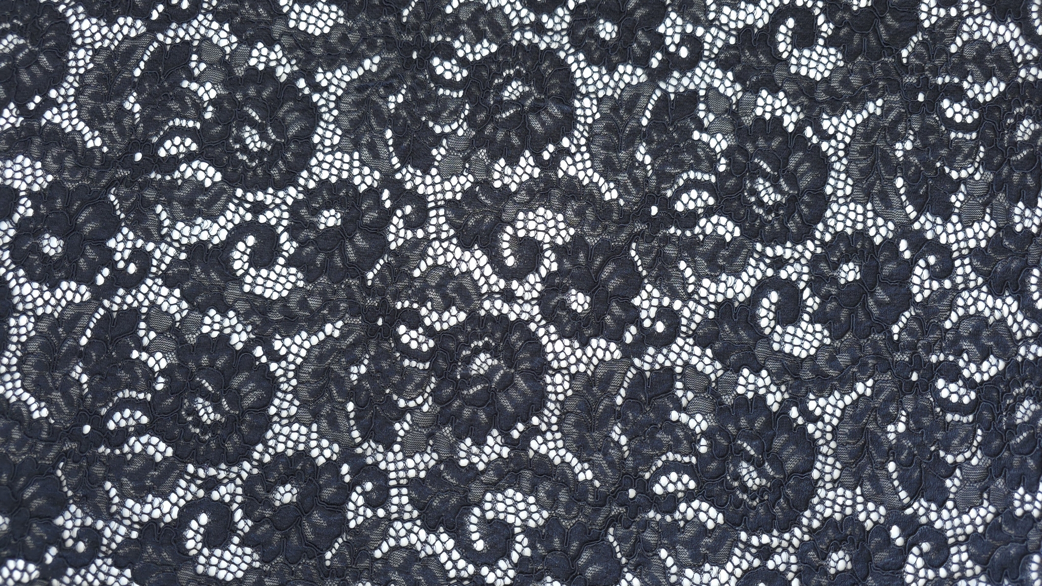 Detaliu model floral pe dantelă neagră rebordată