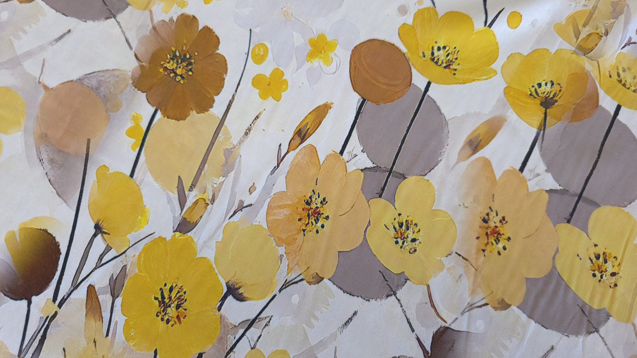 Detaliu plan apropiat al florilor galbene și ocru cu centre maro pe satin imprimat digital