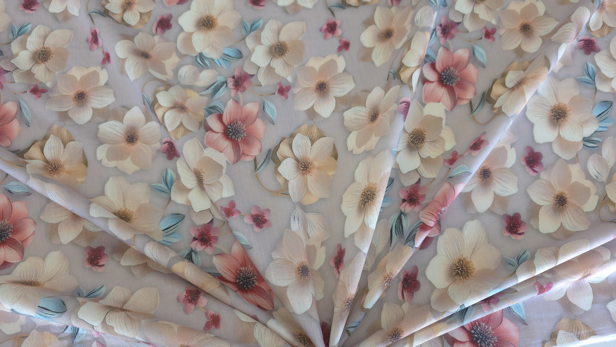 Detaliu plan apropiat al petalelor crem cu centre maro auriu și flori magenta mici pe fond mauve