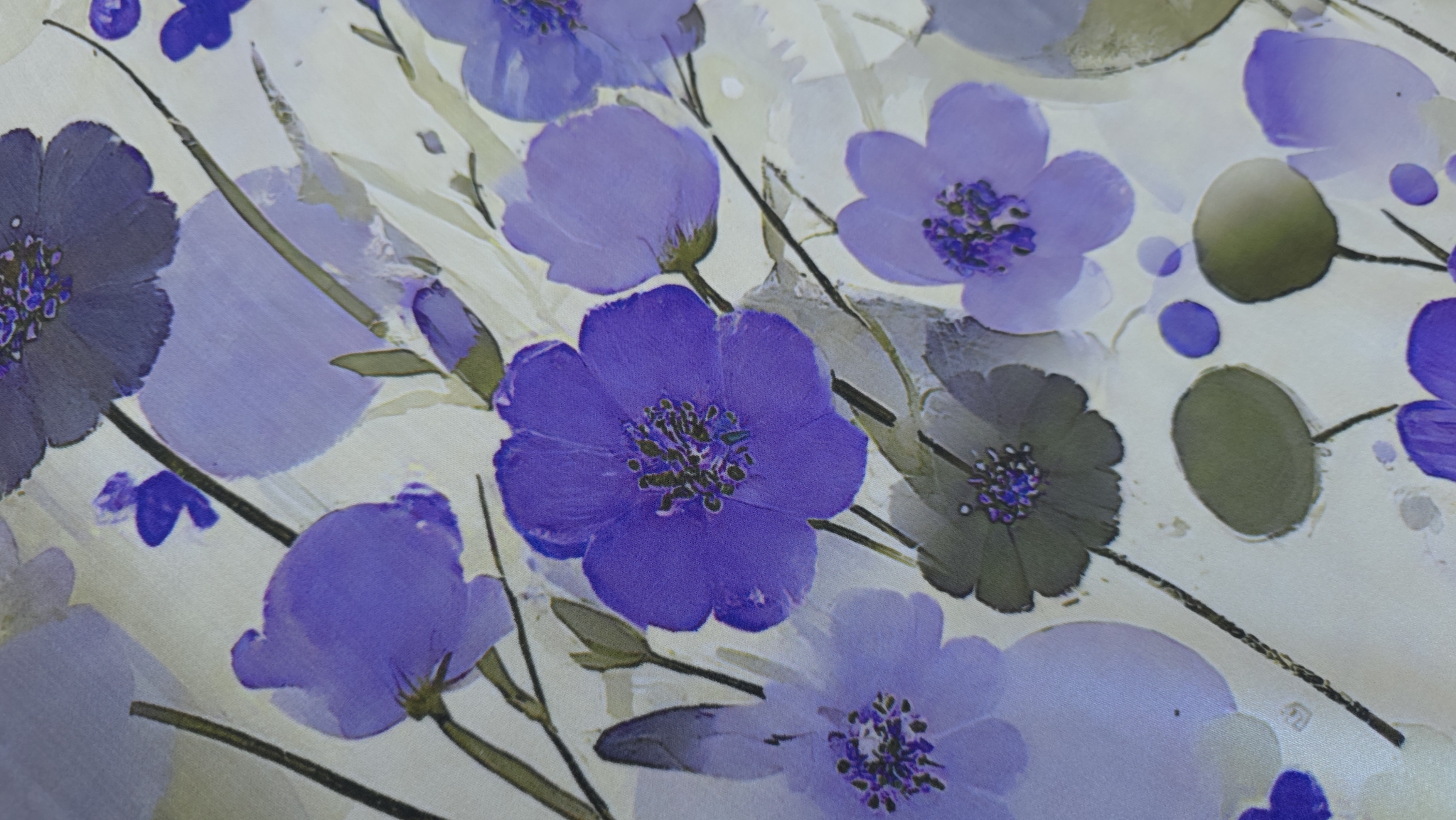 Detaliu plan apropiat cu flori mov și violet pictate în acuarelă pe satin din vâscoză imprimat digital floral mov