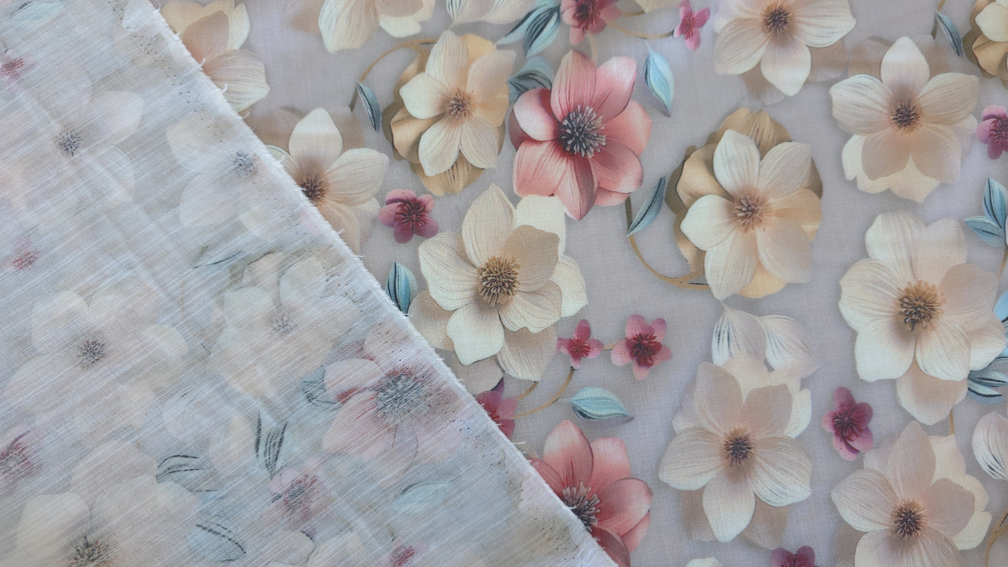 Dosul și fața vâscozei florale mauve gray cu diferența de intensitate a imprimeului 3D