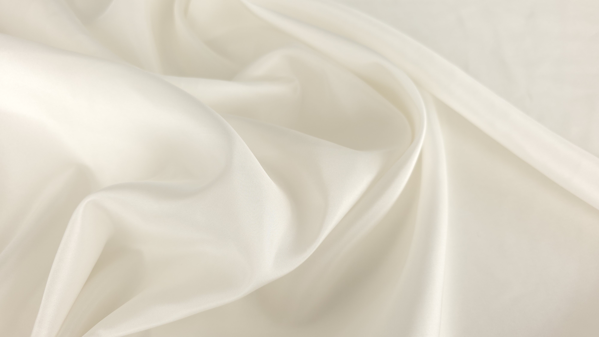 Drapaj natural pe material de căptușeală ivory din mătase pură cu reflexii fine