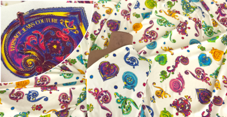 Jerse subțire multicolor cu elastan drapat pe manechin de croitorie