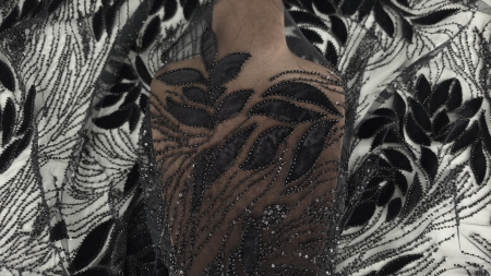 Elemente decorative din catifea și margele distribuite uniform pe suprafață