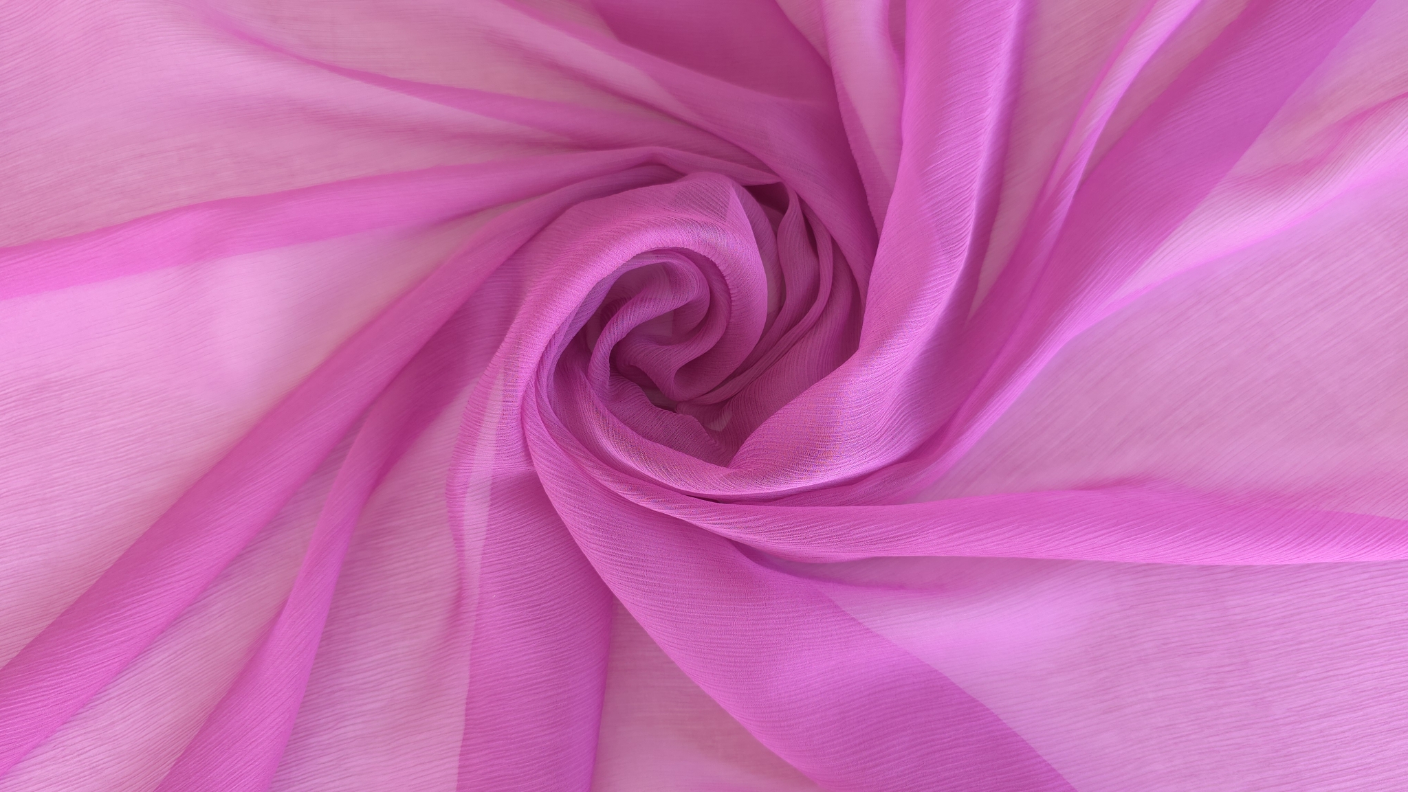 Voal creponat zmeuriu din mătase naturală aranjat în spirală cu centrul mai saturat