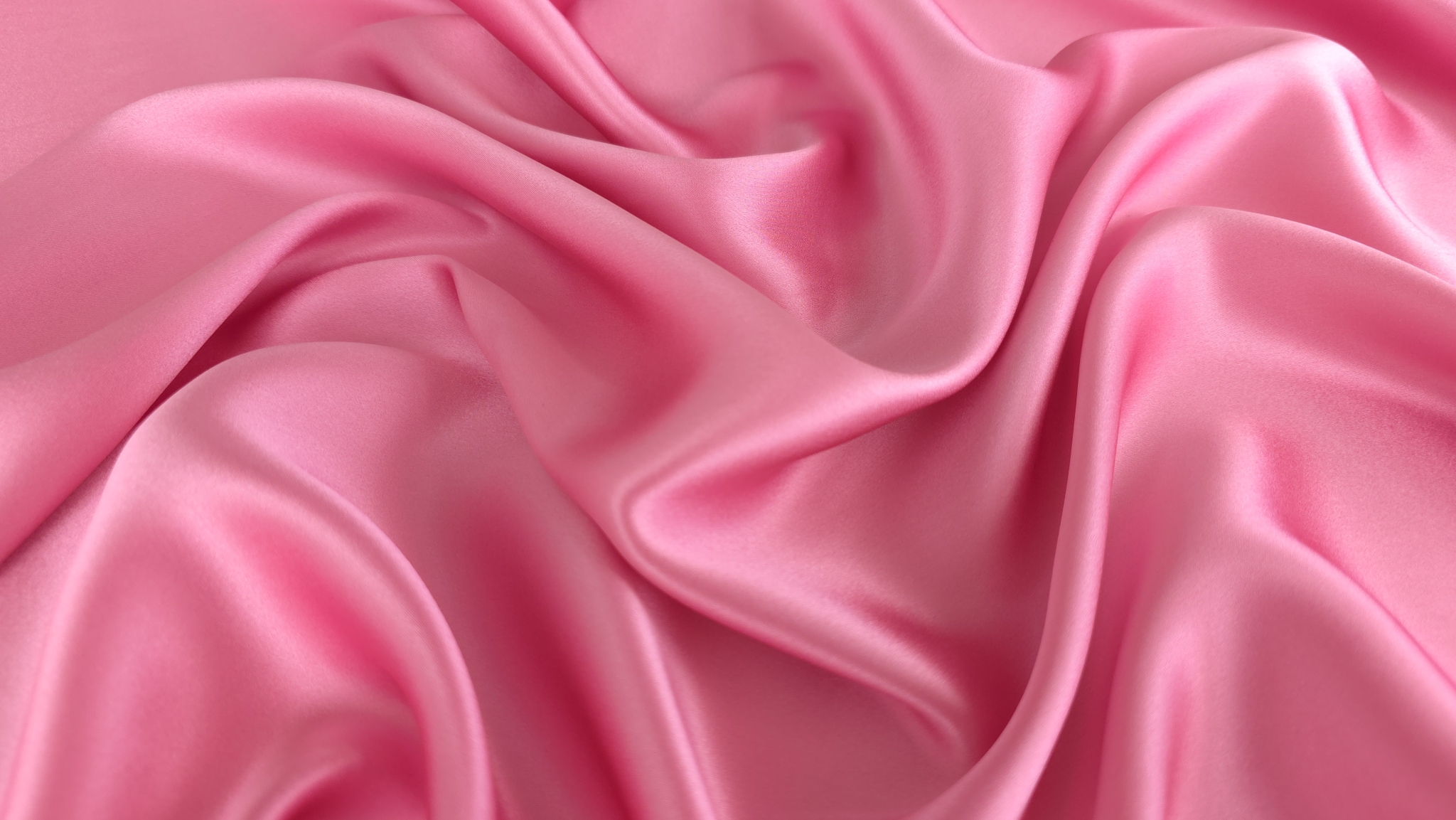Mătase naturală satinată soft pink cu elastan în plan apropiat arătând textura